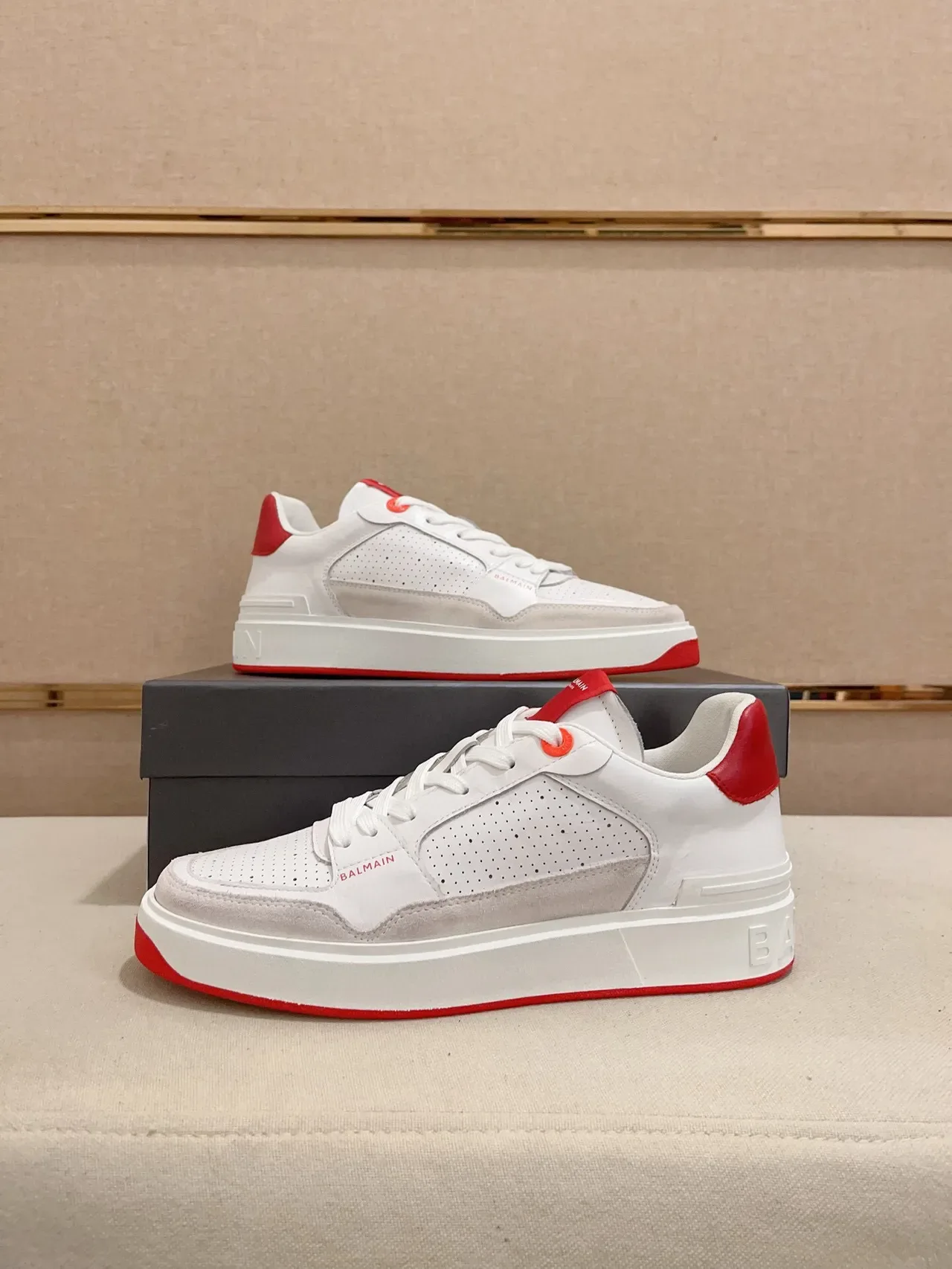 Balmain B-Court sneakers lifestyle blanc et rouge 7