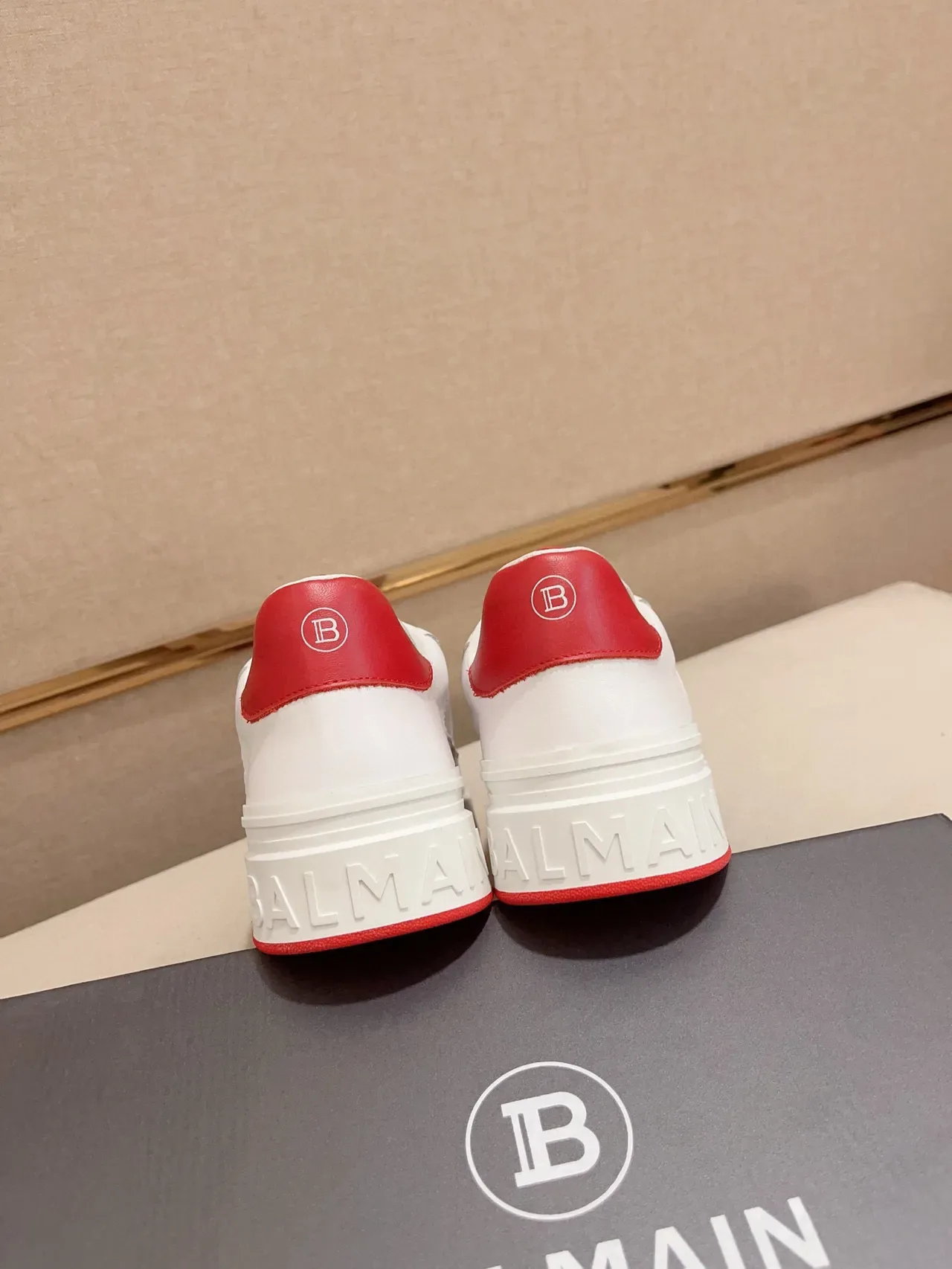 Balmain B-Court sneakers lifestyle blanc et rouge 8