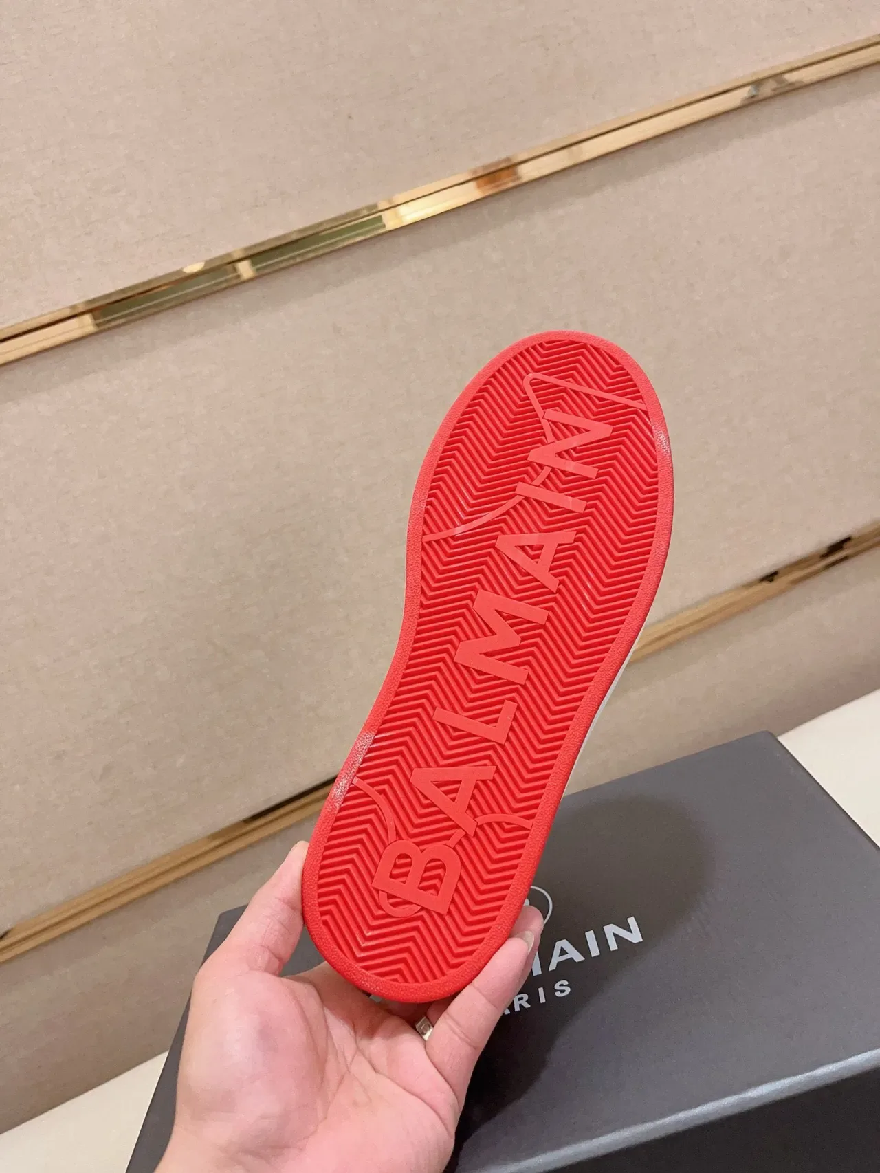 Balmain B-Court sneakers lifestyle blanc et rouge 9