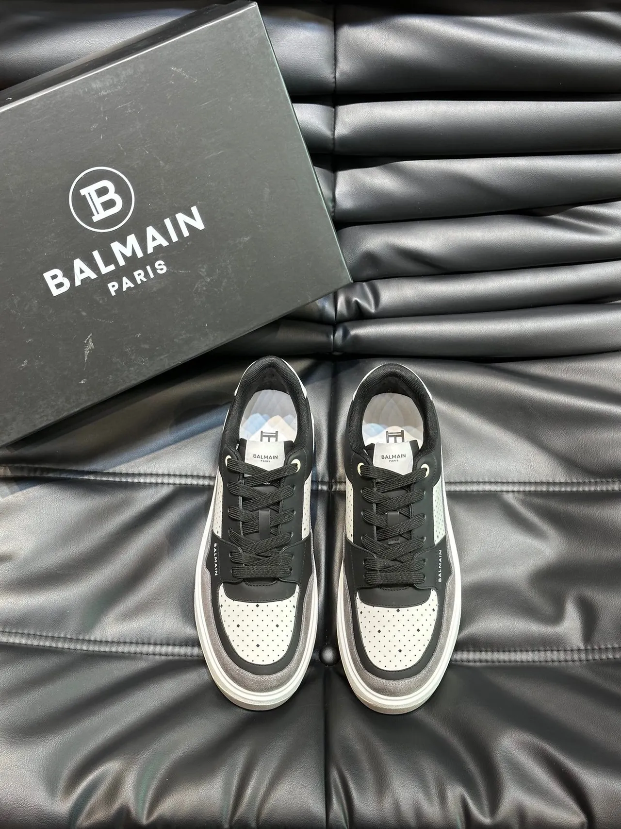 Balmain কালো ধূসর স্তরযুক্ত মিশ্রিত উপাদান উপরের পরফোরেটেড চামড়া প্যানেল লাইফস্টাইল স্নীকার 2
