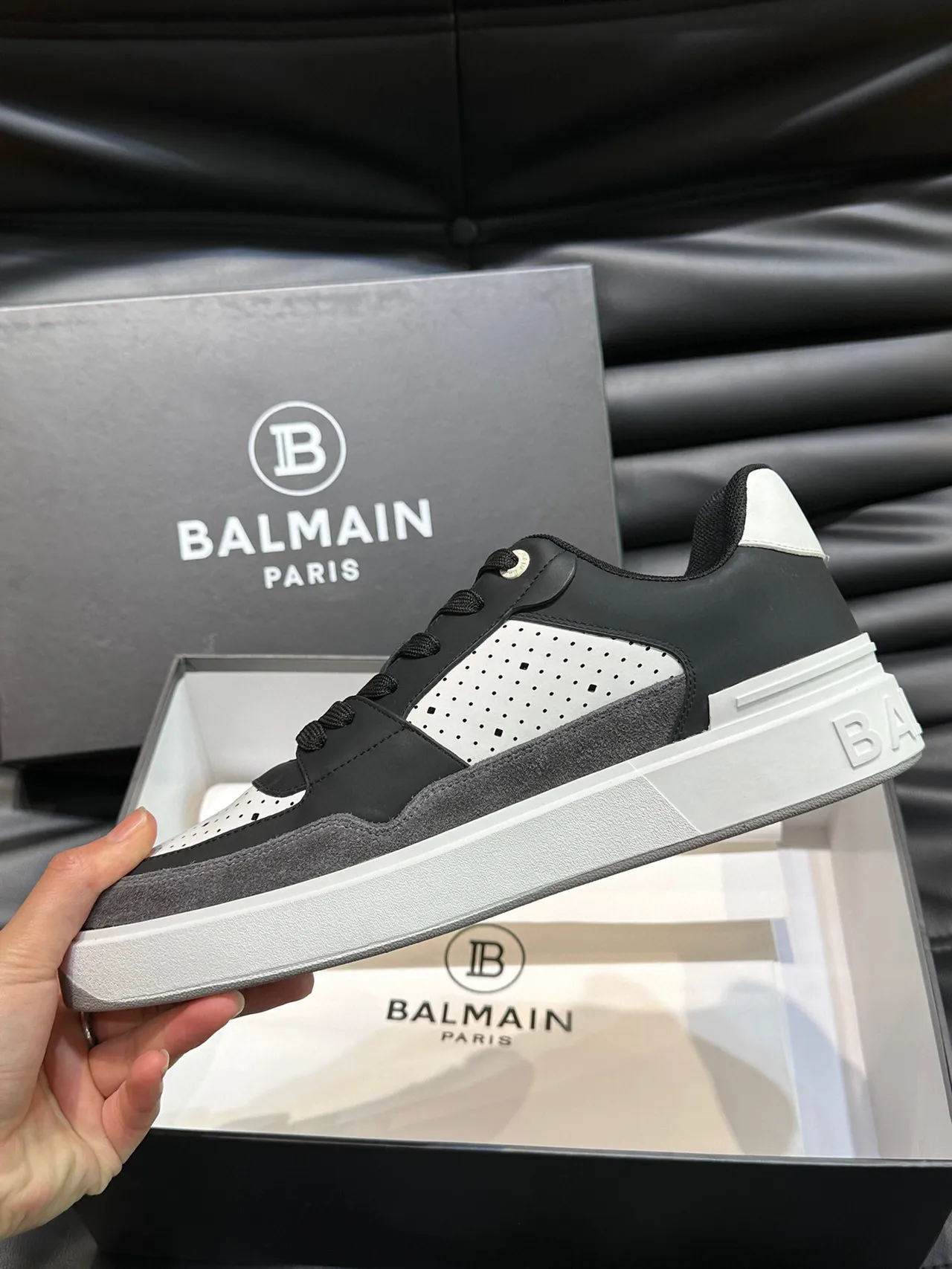 Balmain কালো ধূসর স্তরযুক্ত মিশ্রিত উপাদান উপরের পরফোরেটেড চামড়া প্যানেল লাইফস্টাইল স্নীকার 6