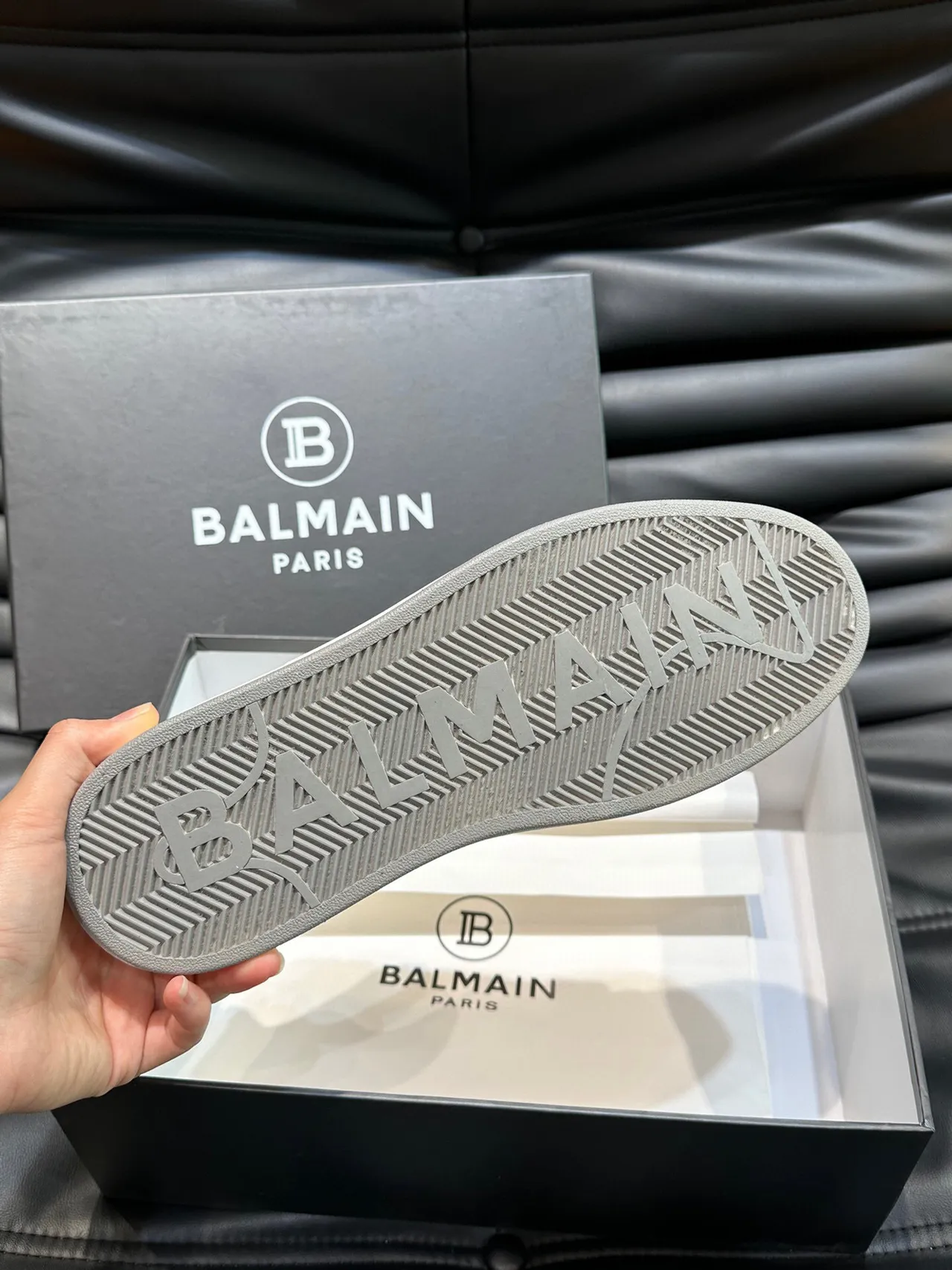 Balmain কালো ধূসর স্তরযুক্ত মিশ্রিত উপাদান উপরের পরফোরেটেড চামড়া প্যানেল লাইফস্টাইল স্নীকার 9