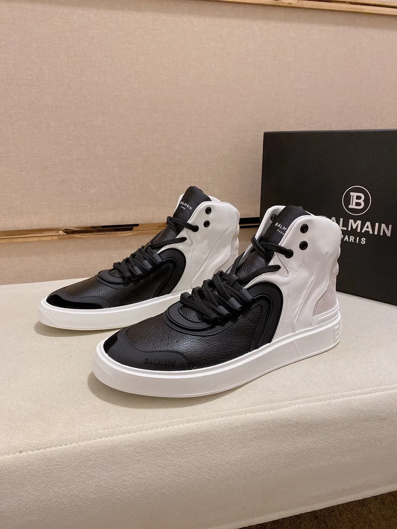 Balmain Sneakers Lifestyle Noir Blanc High-Top Two-Tone 4
