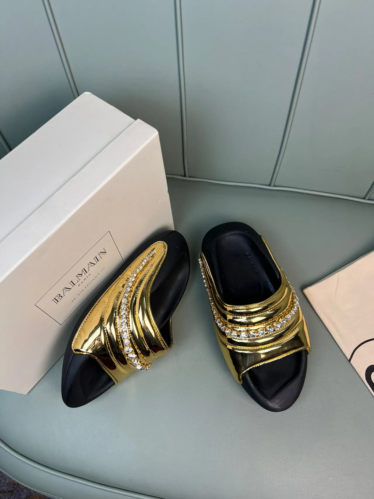 Balmain সোনালি কালো ধাতব পেটেন্ট চামড়া কুইল্টেড লেয়ার্ড স্ট্র্যাপ স্লিপার্স 5