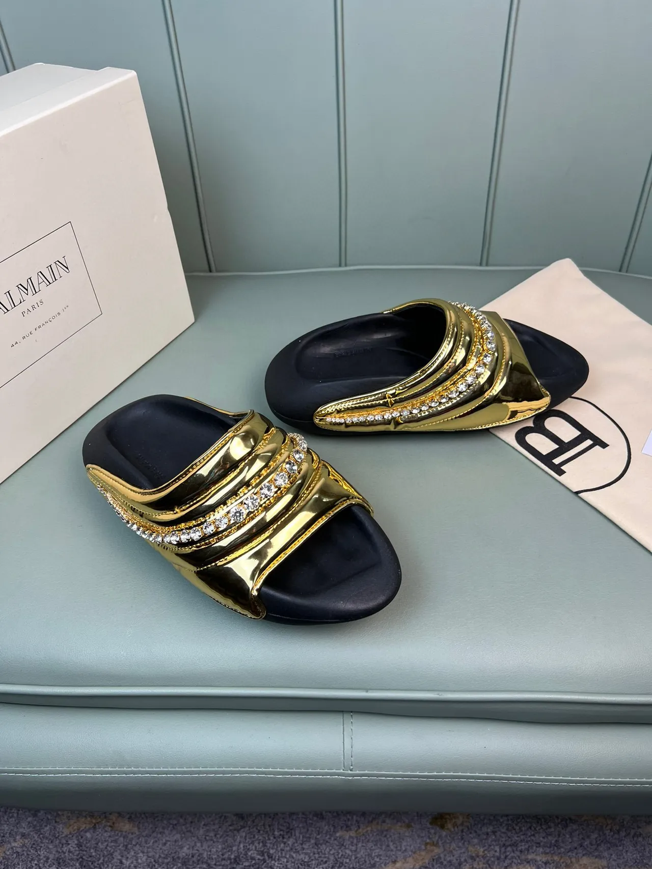 Balmain সোনালি কালো ধাতব পেটেন্ট চামড়া কুইল্টেড লেয়ার্ড স্ট্র্যাপ স্লিপার্স 7