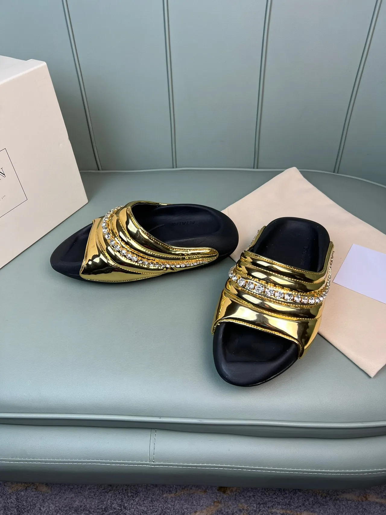 Balmain সোনালি কালো ধাতব পেটেন্ট চামড়া কুইল্টেড লেয়ার্ড স্ট্র্যাপ স্লিপার্স 8