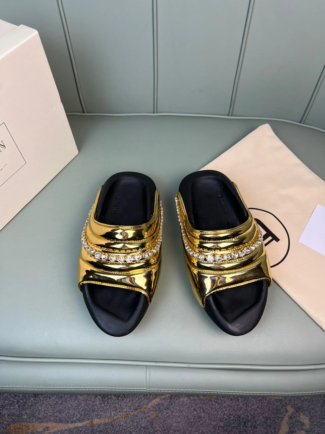 Balmain সোনালি কালো ধাতব পেটেন্ট চামড়া কুইল্টেড লেয়ার্ড স্ট্র্যাপ স্লিপার্স 9