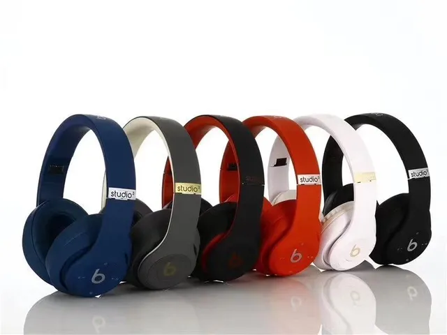 Beats beatsstudio³ wireless Black Gold Circumaural Matte Finish Over-ear Headphones 13