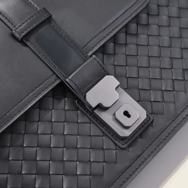 Bottega Veneta Preto Cinza Intrecciato Couro Trançado Clutch Envelope com aba 4