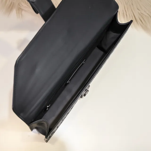 Bottega Veneta Preto Cinza Intrecciato Couro Trançado Clutch Envelope com aba 7