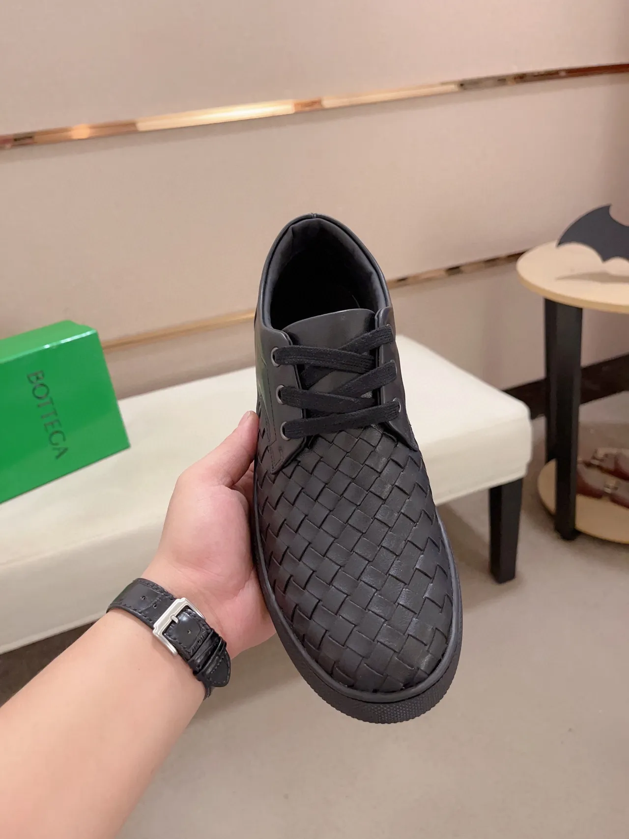Bottega Veneta काला वेवन इंटरसिएटो चमड़े का लो-टॉप लेस-अप लोअफर 2