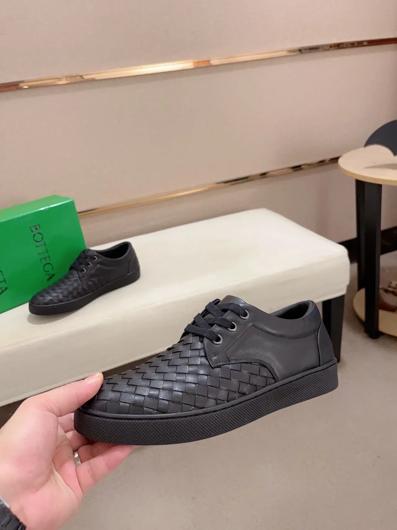 Bottega Veneta काला वेवन इंटरसिएटो चमड़े का लो-टॉप लेस-अप लोअफर 3