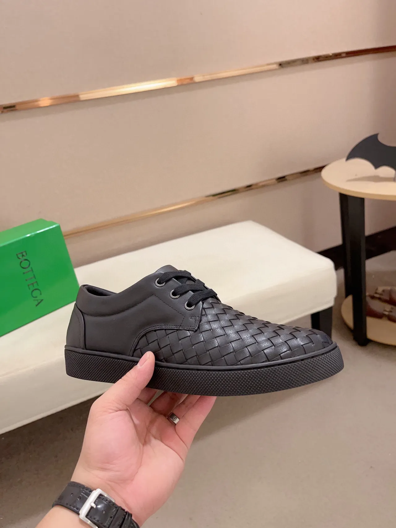 Bottega Veneta काला वेवन इंटरसिएटो चमड़े का लो-टॉप लेस-अप लोअफर 4