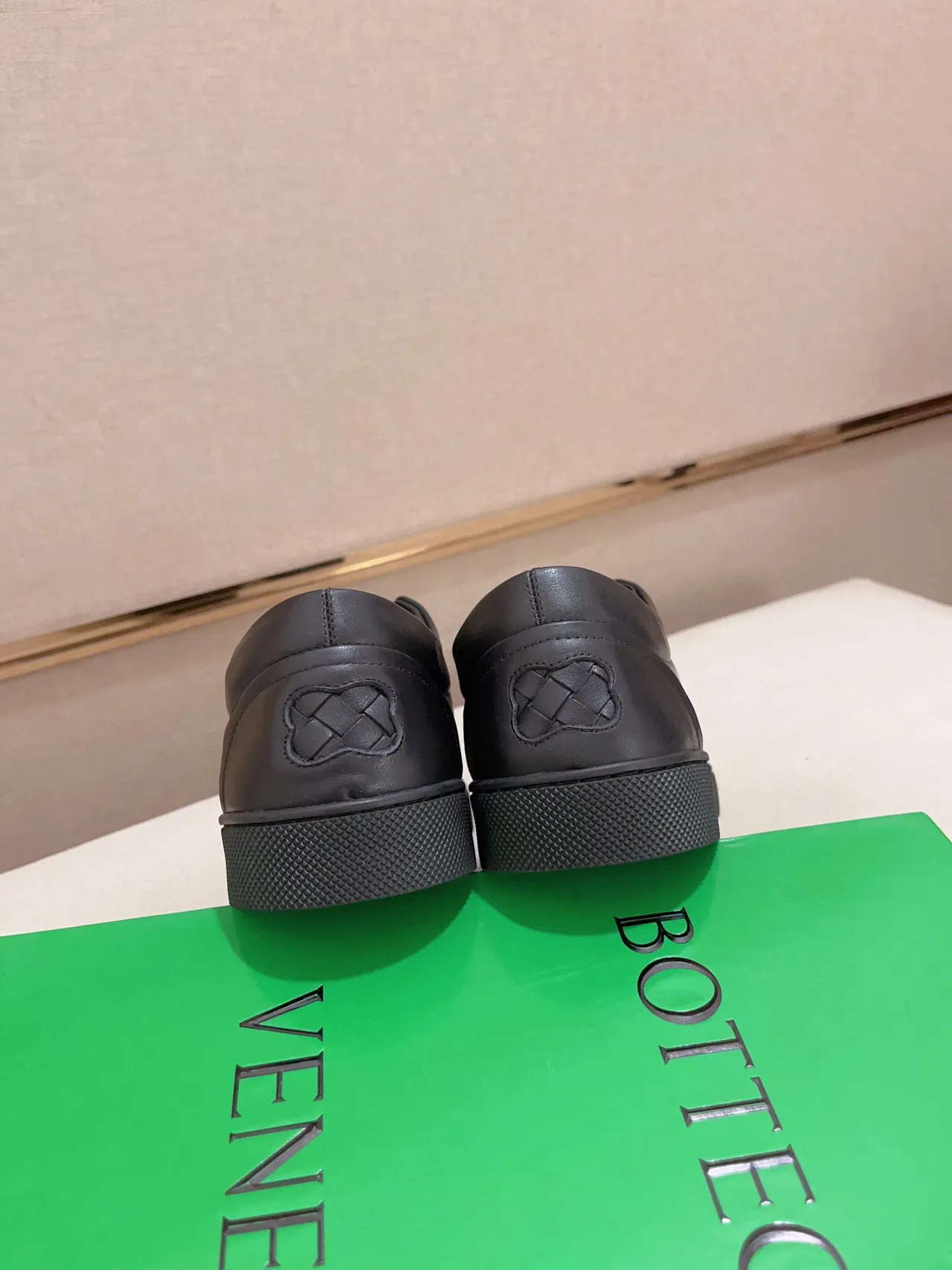 Bottega Veneta काला वेवन इंटरसिएटो चमड़े का लो-टॉप लेस-अप लोअफर 7