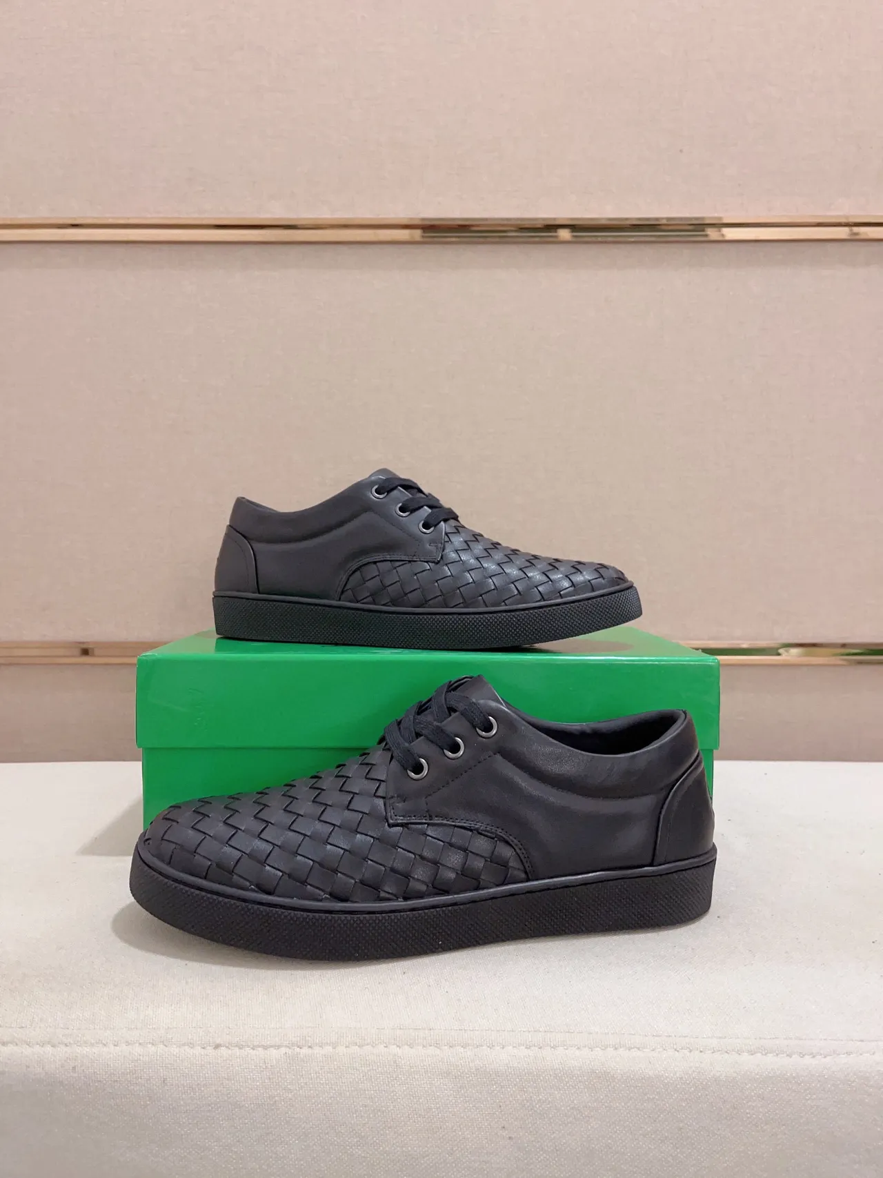 Bottega Veneta काला वेवन इंटरसिएटो चमड़े का लो-टॉप लेस-अप लोअफर 9