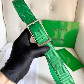 Bottega Veneta हरे चांदी के रंग का एम्बॉस्ड ज्योमेट्रिक इंट्रीचियातो पैटर्न आयताकार बकल लेदर बेल्ट