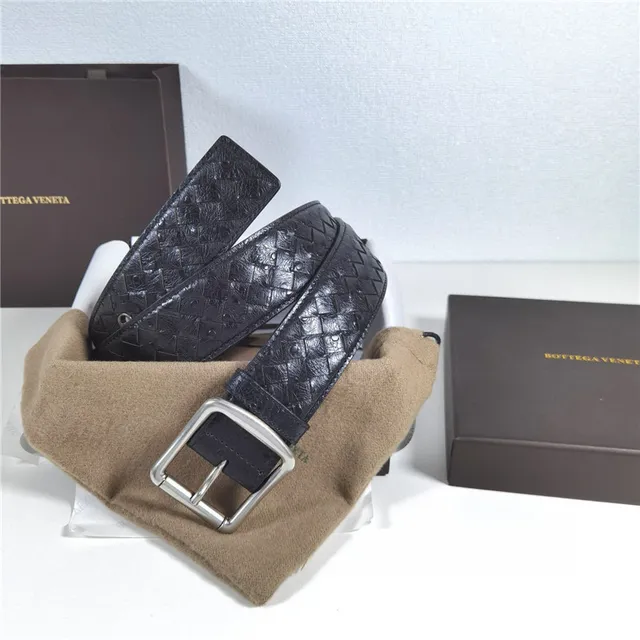 Bottega Veneta Intrecciato Woven Cinturón de cuero negro 24