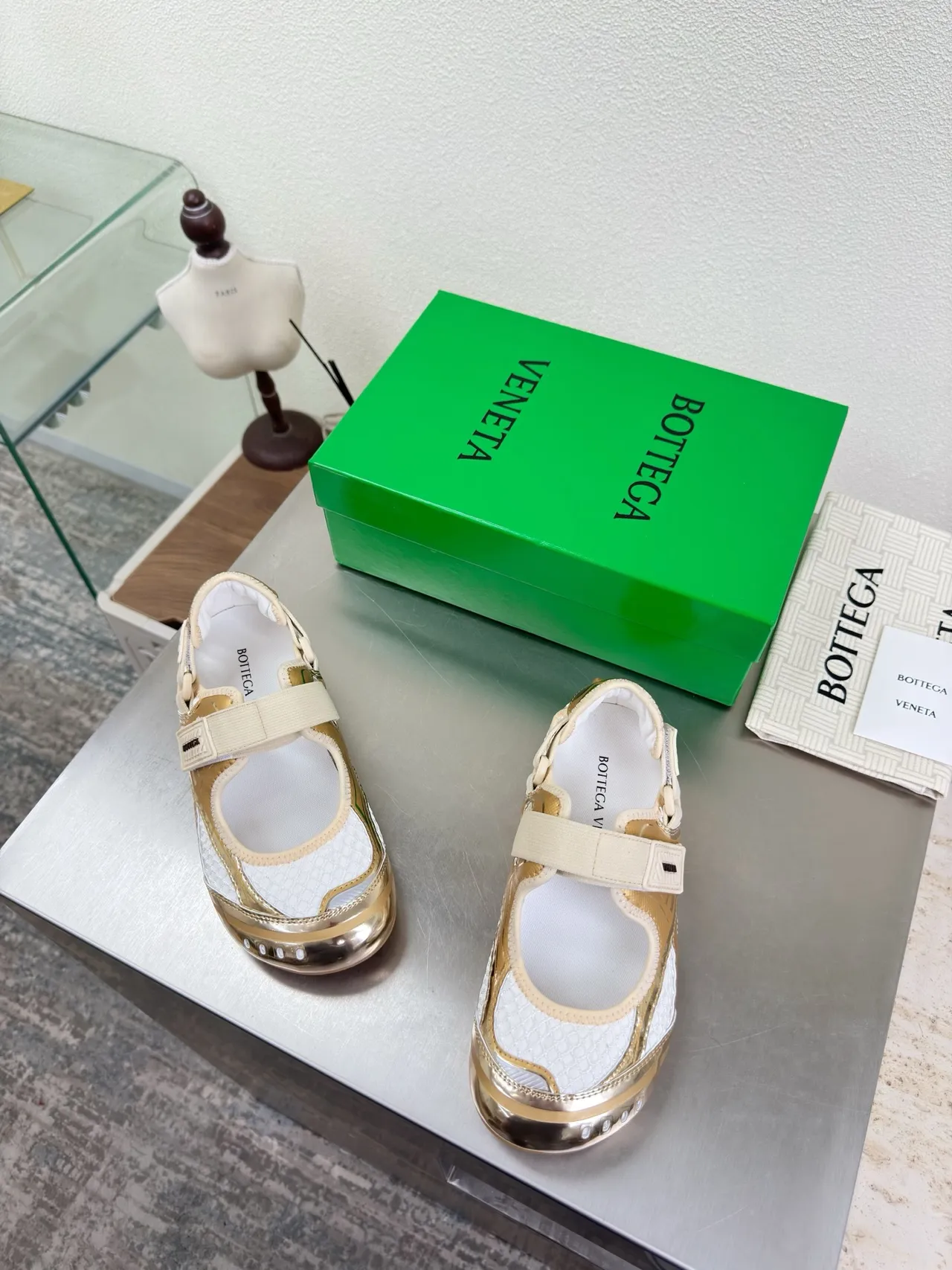 Bottega Veneta أحذية Mary Jane ذهبي معدني وأبيض 2