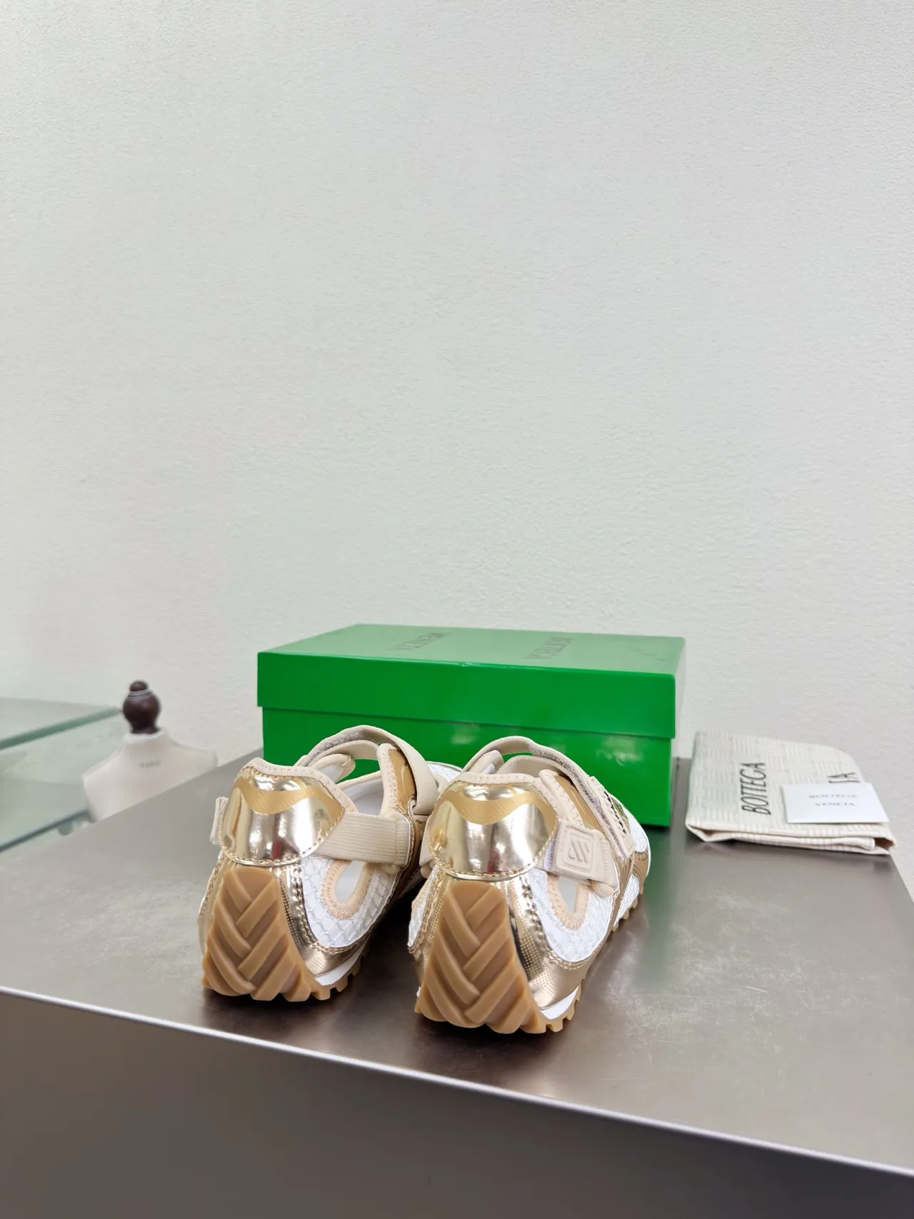 Bottega Veneta أحذية Mary Jane ذهبي معدني وأبيض 4
