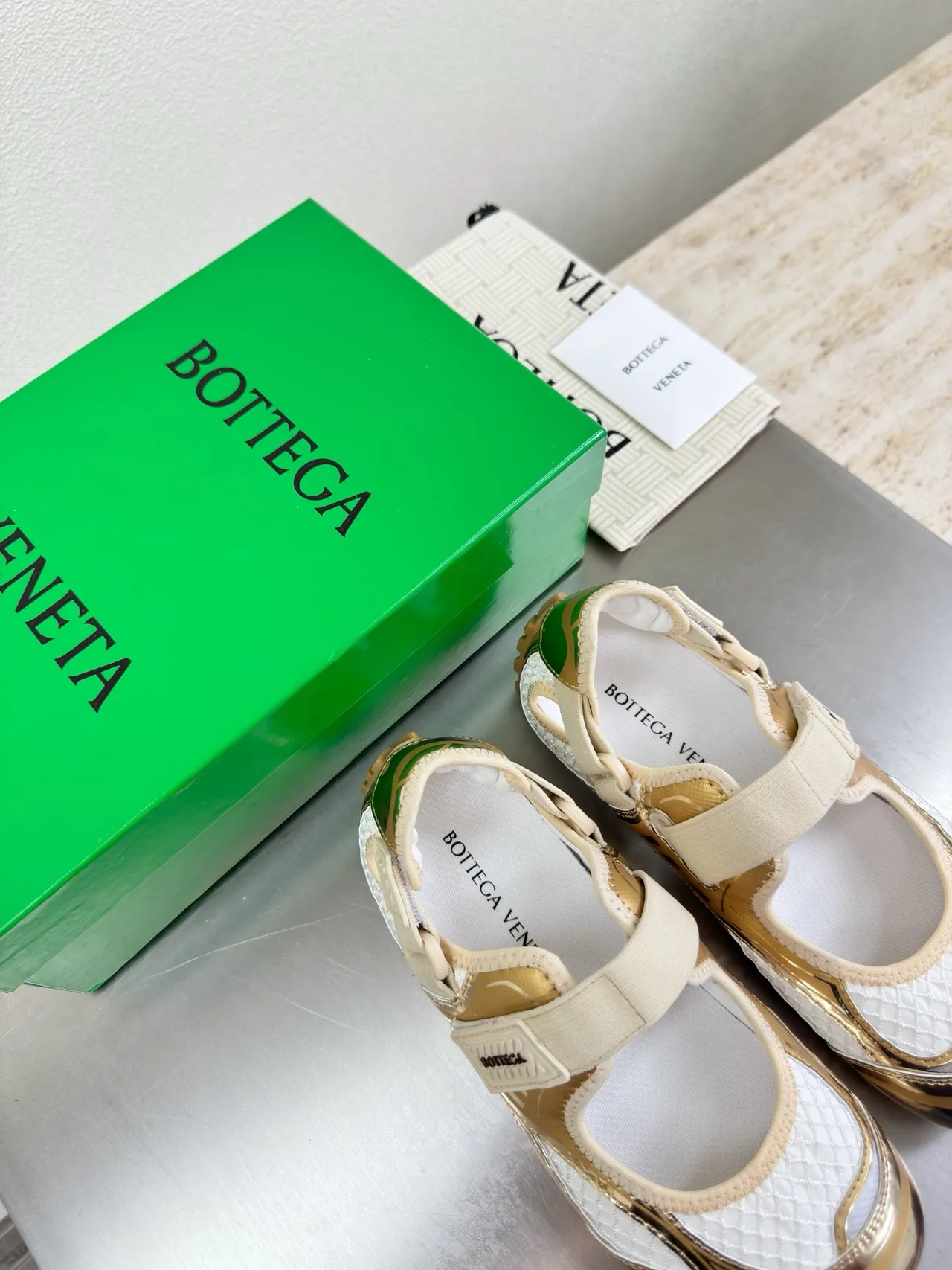 Bottega Veneta أحذية Mary Jane ذهبي معدني وأبيض 5