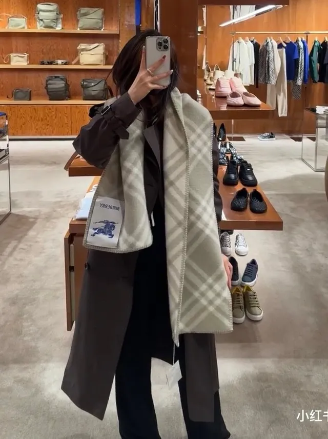 Burberry Bege Branco Padrão Xadrez Diagonal Bordas Franjas Cachecol de Cashmere 2