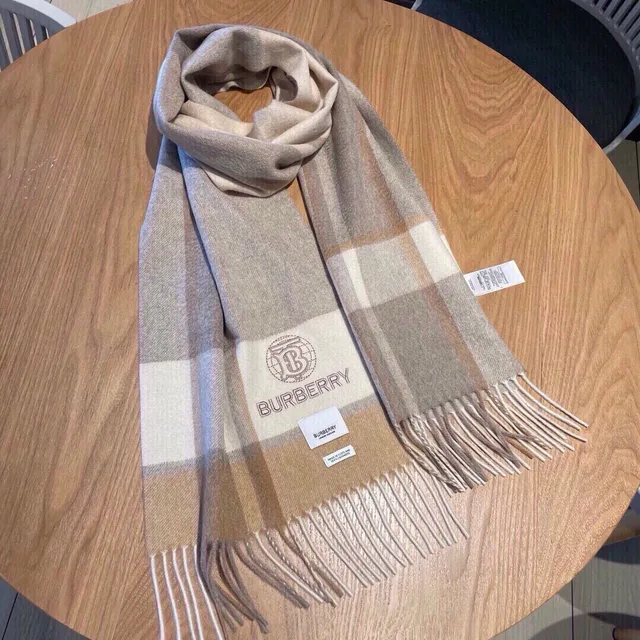 Burberry Classic Check ক্যাশমিয়ার স্কার্ফ 9