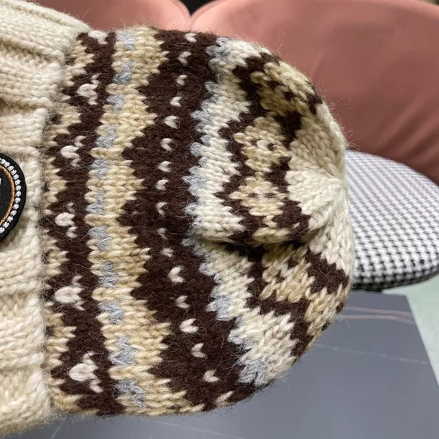 Burberry Fair Isle Beige Brown قبعة صوفية مع أكمام منقطة 4