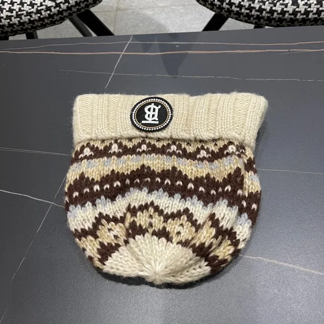 Burberry Fair Isle Beige Brown قبعة صوفية مع أكمام منقطة 7