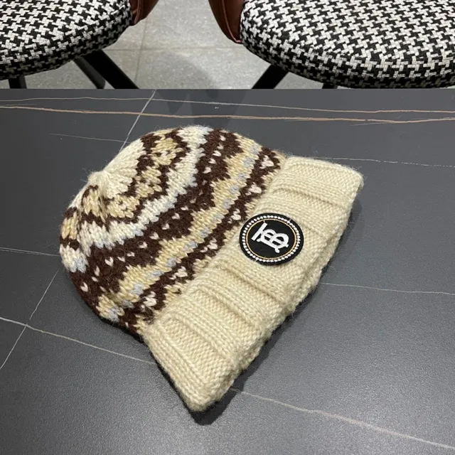 Burberry Fair Isle Beige Brown قبعة صوفية مع أكمام منقطة 8