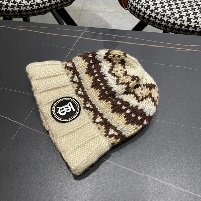 Burberry Fair Isle Beige Brown قبعة صوفية مع أكمام منقطة 9