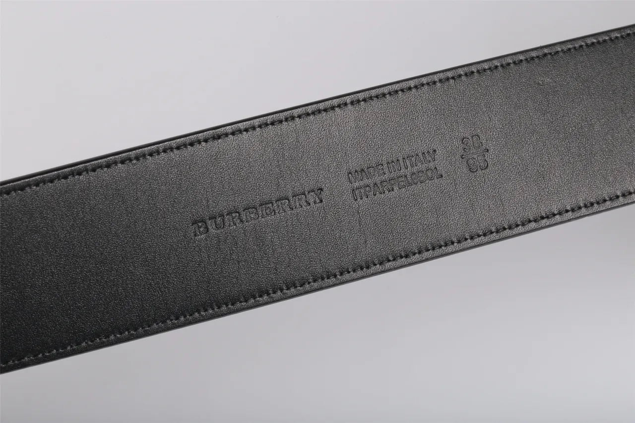 Burberry حزام جلدي هندسي أزرق بحري وأسود 5