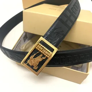 Burberry Knight حزام جلد أسود ذهبي بشعار منقوش مستطيل