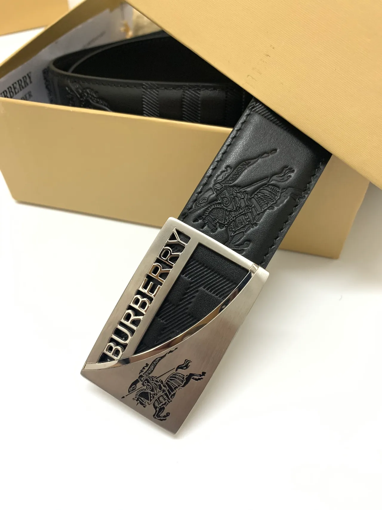 Burberry Knight Ceinture en cuir noir argenté avec logo embossé motif à carreaux 3