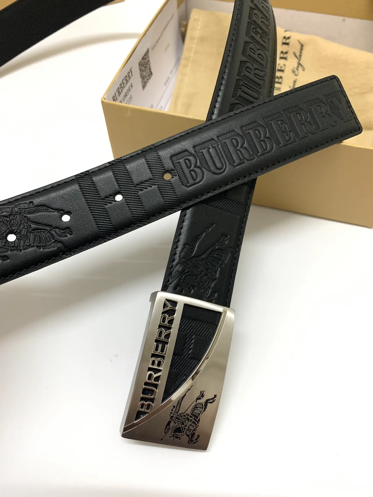 Burberry Knight Ceinture en cuir noir argenté avec logo embossé motif à carreaux 4