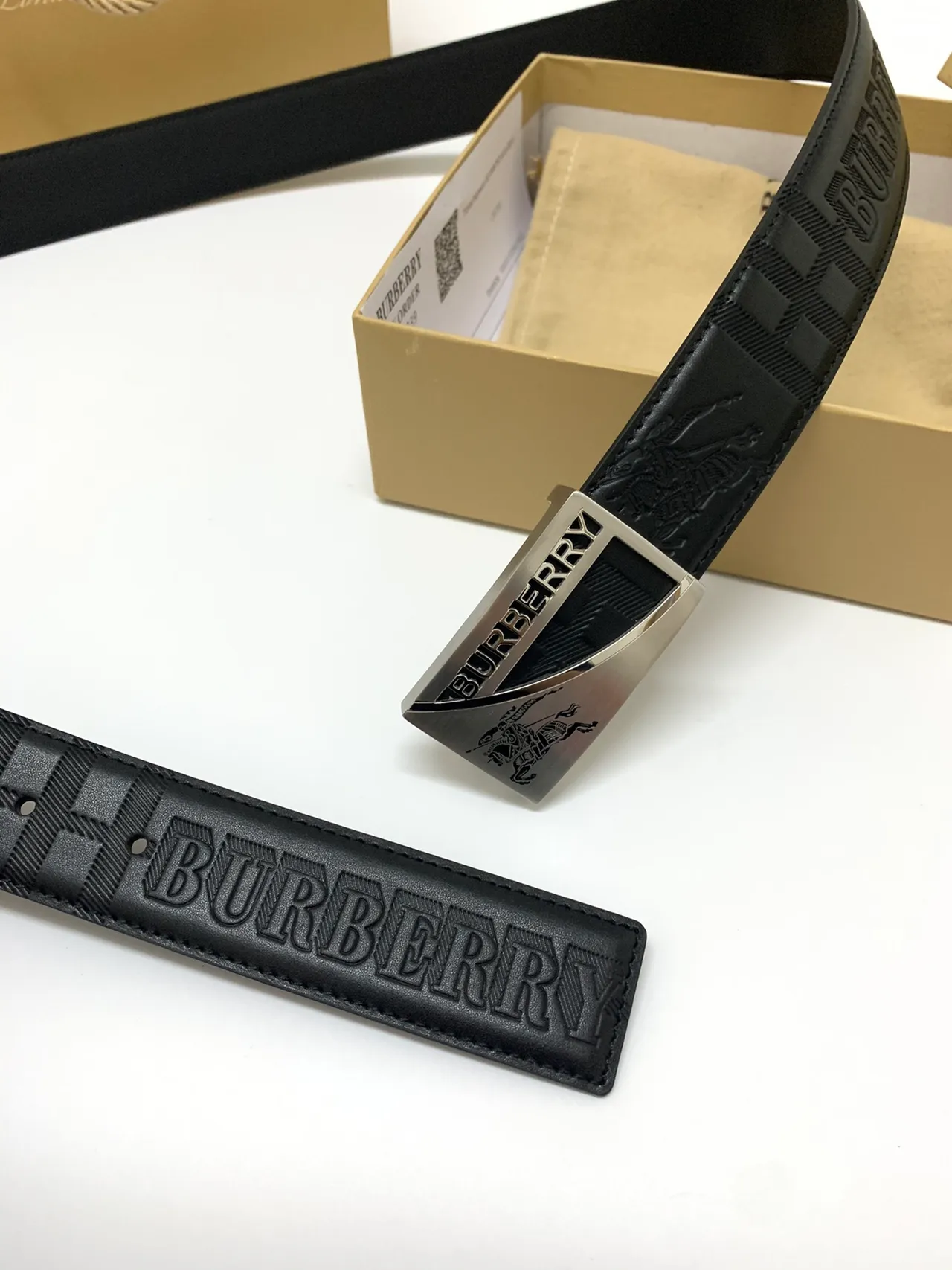Burberry Knight Ceinture en cuir noir argenté avec logo embossé motif à carreaux 5