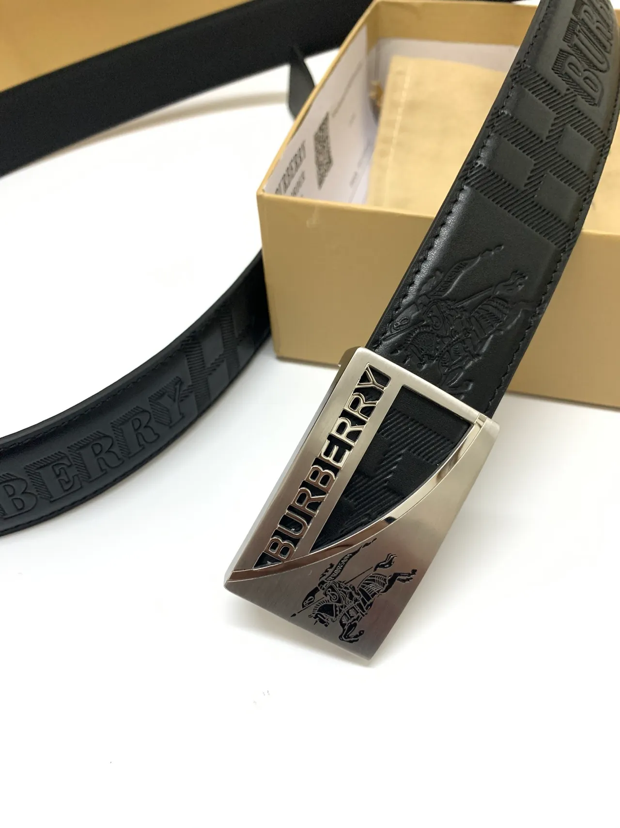 Burberry Knight Ceinture en cuir noir argenté avec logo embossé motif à carreaux 6