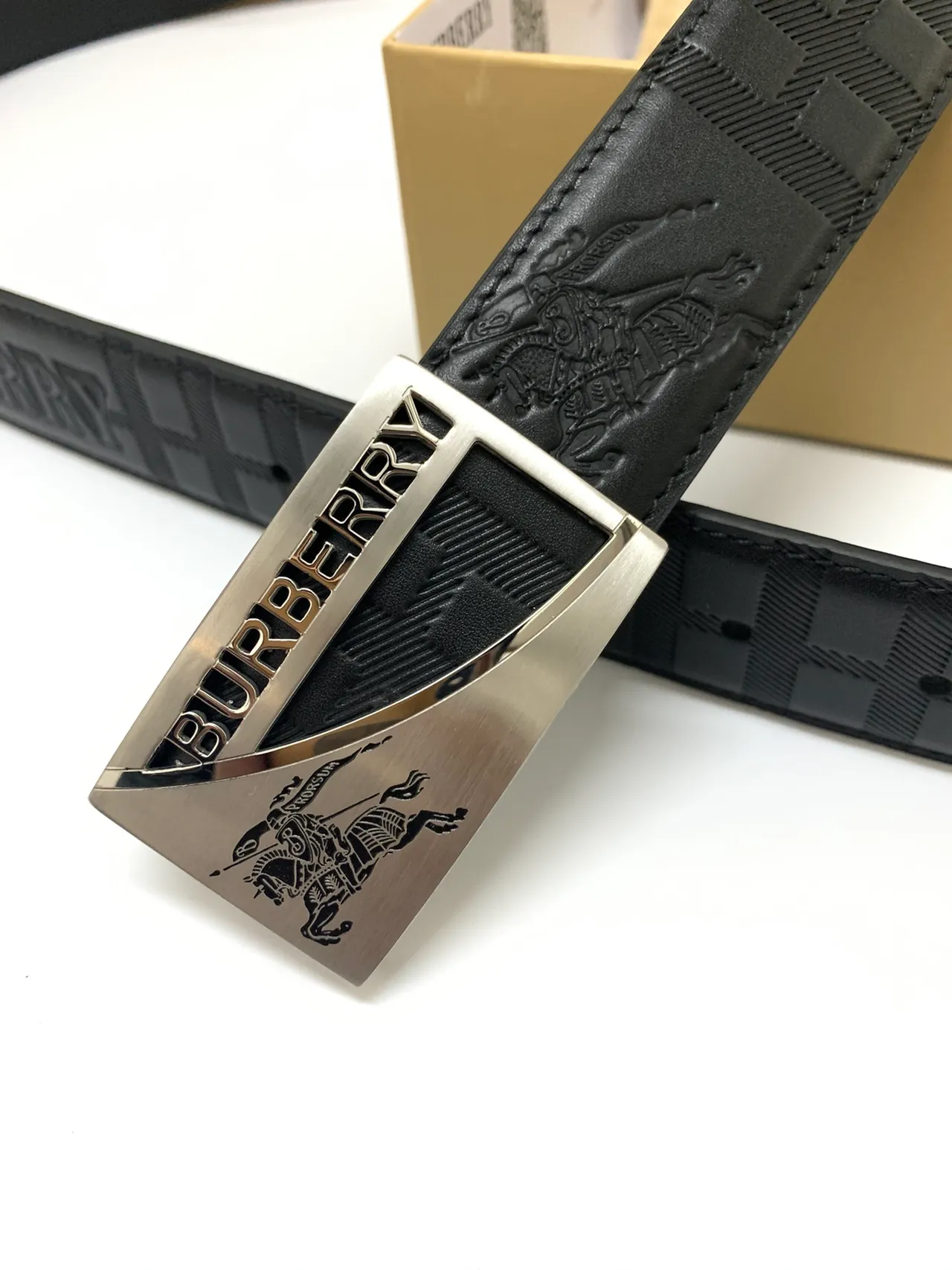 Burberry Knight Ceinture en cuir noir argenté avec logo embossé motif à carreaux 7