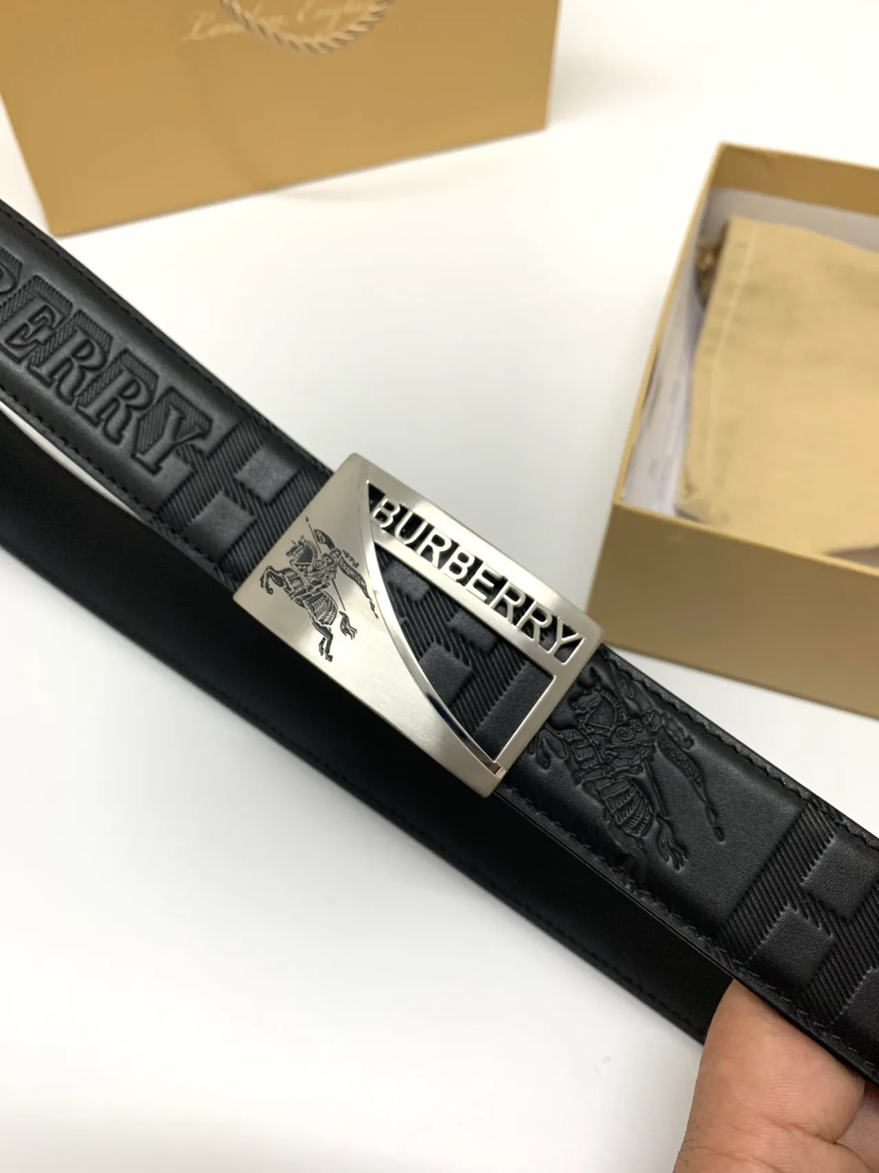 Burberry Knight Ceinture en cuir noir argenté avec logo embossé motif à carreaux 8