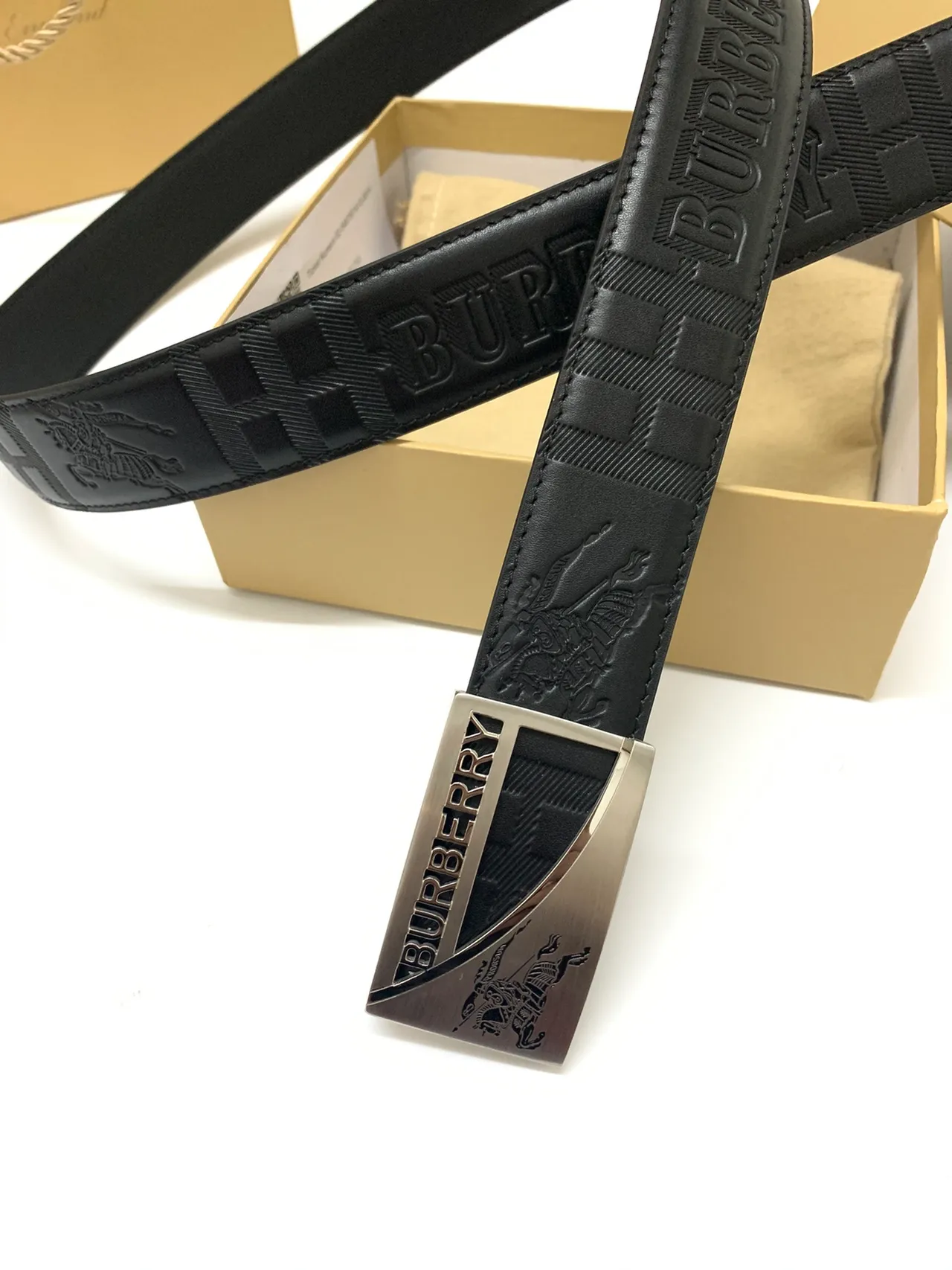 Burberry Knight Ceinture en cuir noir argenté avec logo embossé motif à carreaux 9