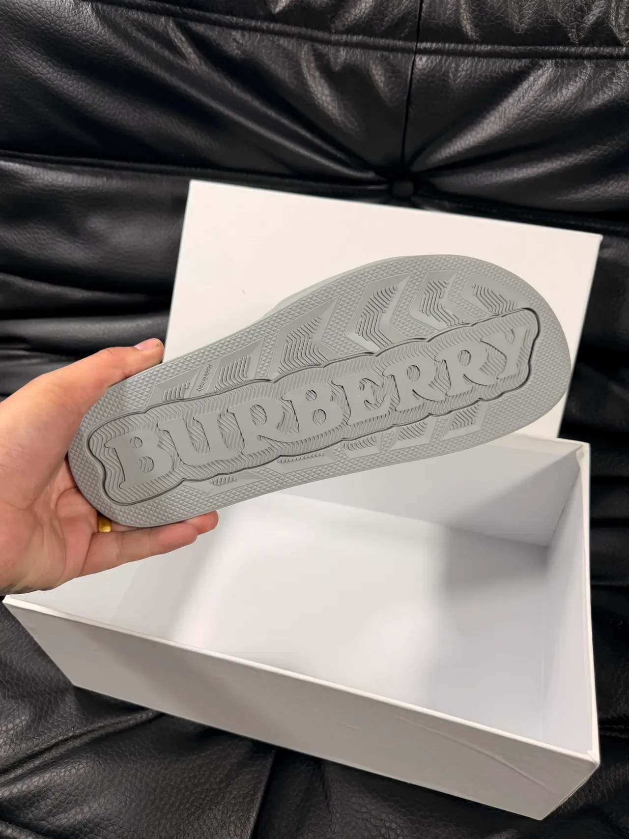 Burberry Knight গ্রে মোল্ডেড রাবার স্লিপার 2