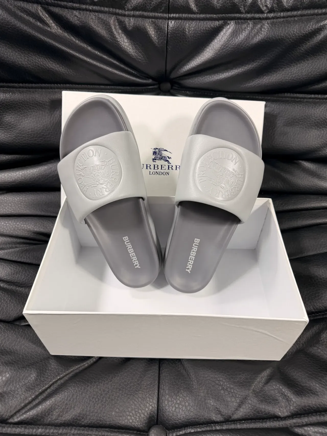 Burberry Knight গ্রে মোল্ডেড রাবার স্লিপার 4