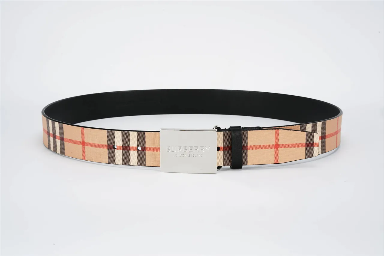 Burberry Knight House Check e cinto de couro preto 9