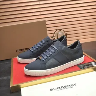Burberry Knight أزرق بحري وكريمي lifestyle sneakers