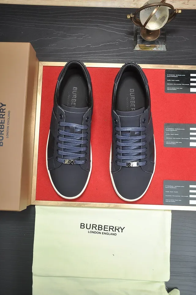 Burberry Knight أزرق بحري وكريمي lifestyle sneakers 3
