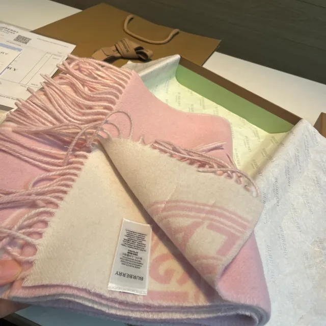 وشاح Burberry مونوغرام وردي بيج مكشكش كشمير وشاح 7