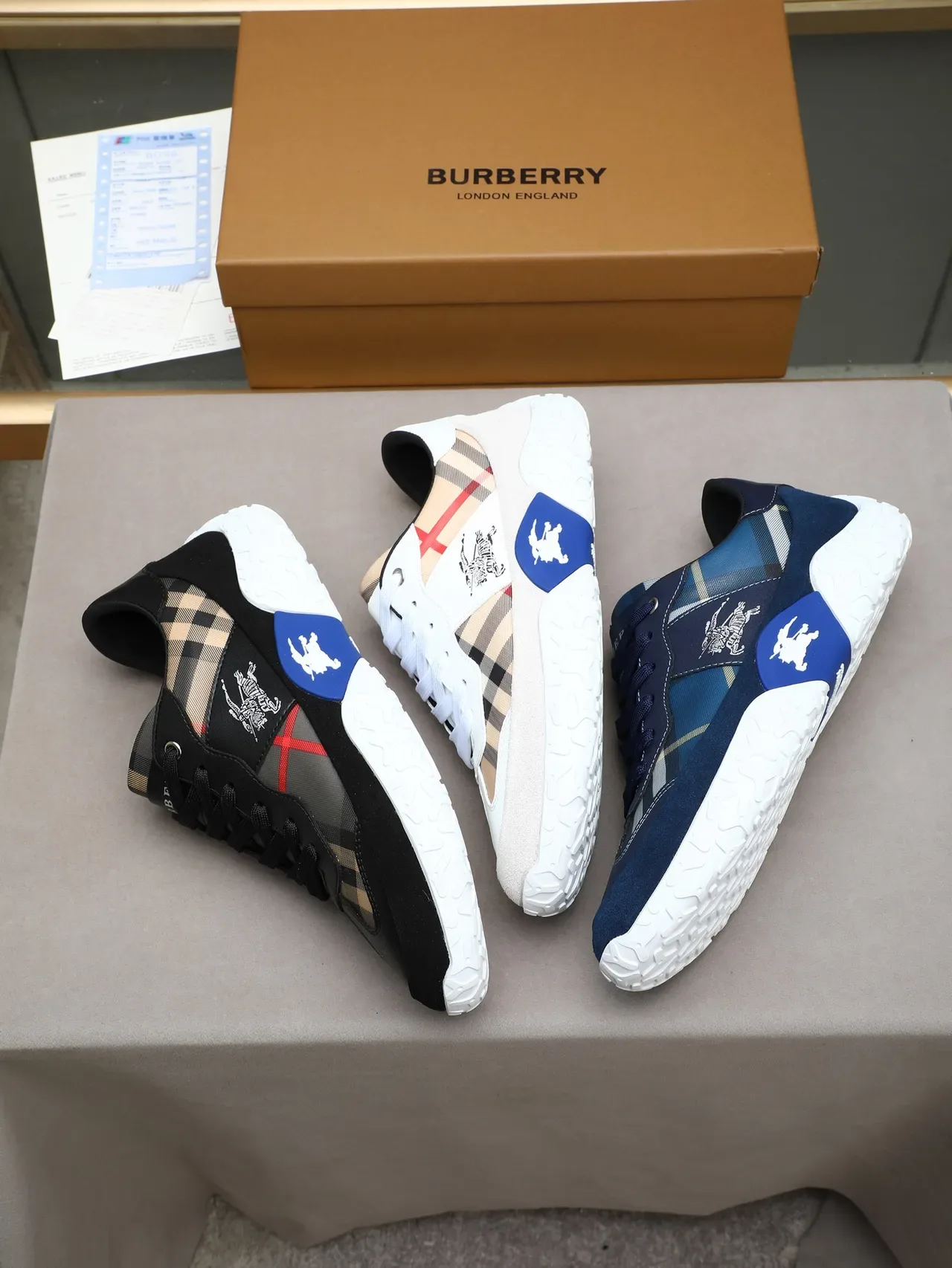 Burberry Sneakers Lifestyle Navy Blanc avec overlay de tissu à carreaux et accents en daim 2
