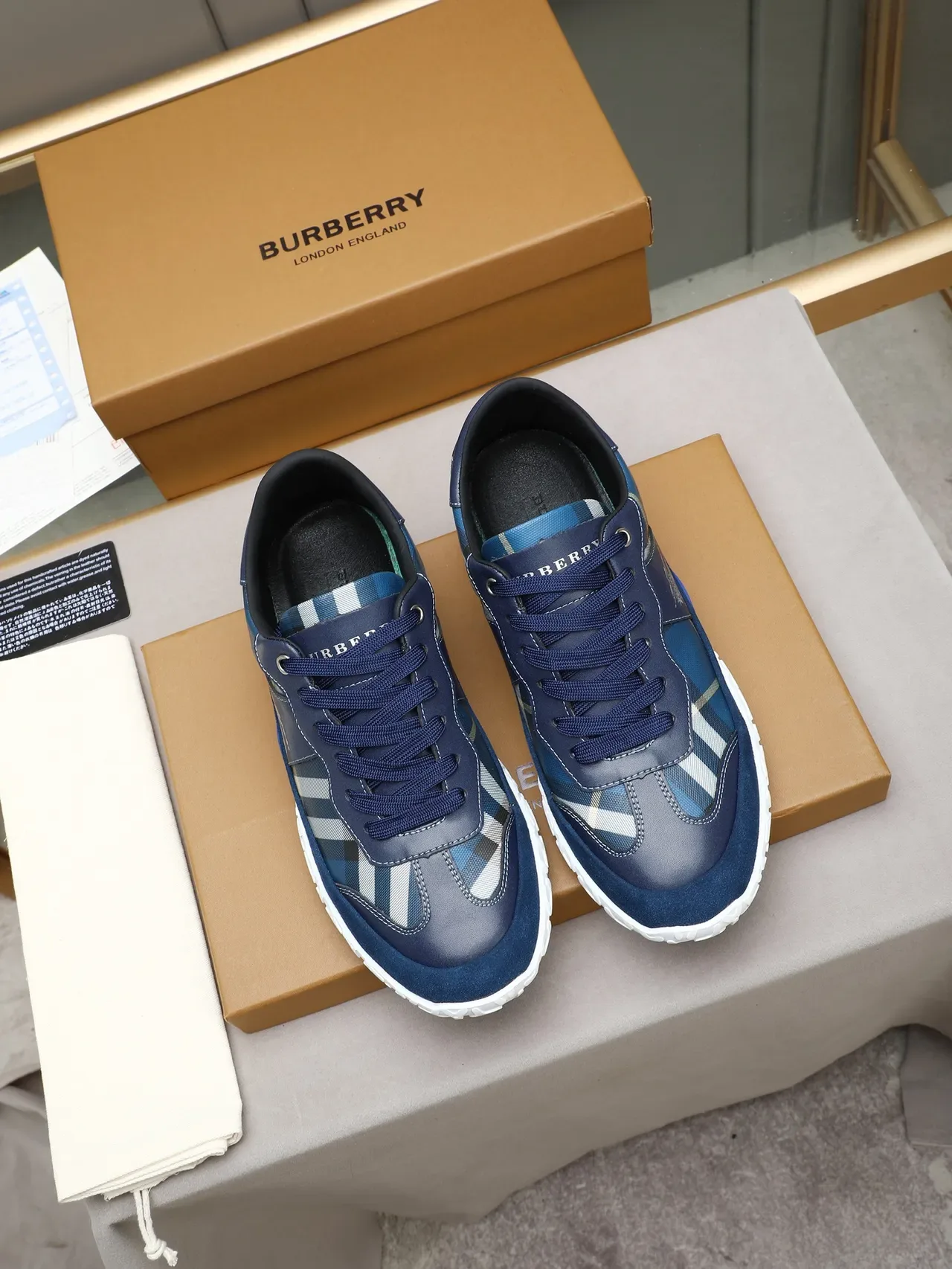 Burberry Sneakers Lifestyle Navy Blanc avec overlay de tissu à carreaux et accents en daim 3