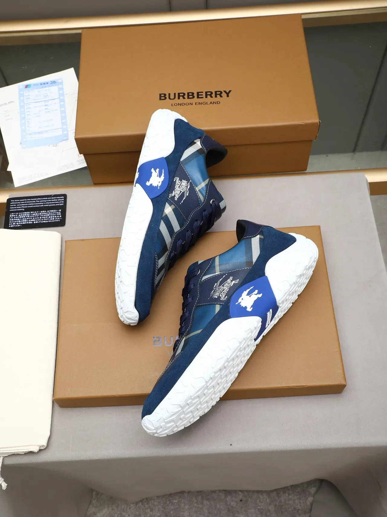 Burberry Sneakers Lifestyle Navy Blanc avec overlay de tissu à carreaux et accents en daim 4