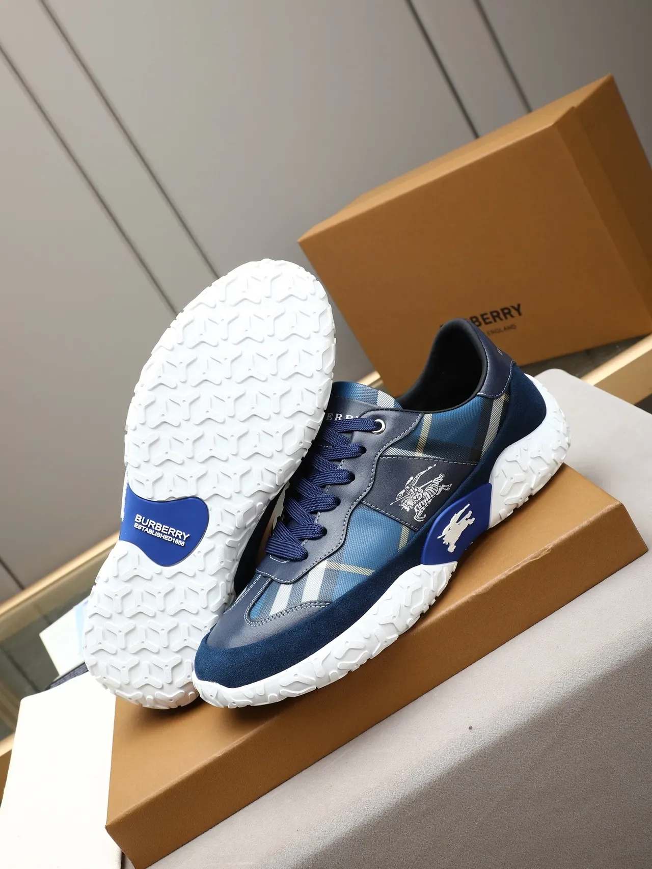 Burberry Sneakers Lifestyle Navy Blanc avec overlay de tissu à carreaux et accents en daim 5