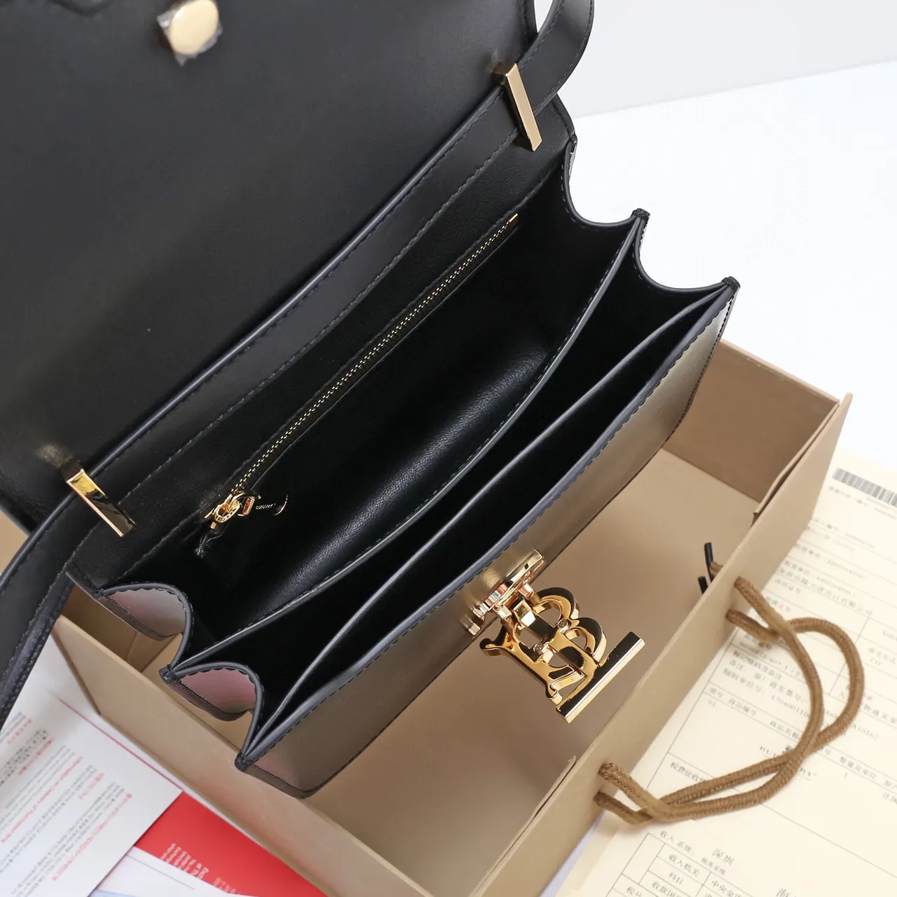 Burberry TB Bag Sac messenger cuir lisse noir doré avec rabat structuré 2